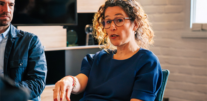Vrouwelijke leidinggevende geeft uitleg over het leiden van een team