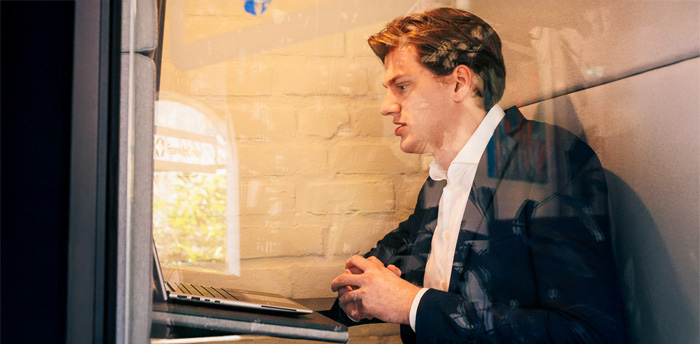 Klant volgt training achter een laptop